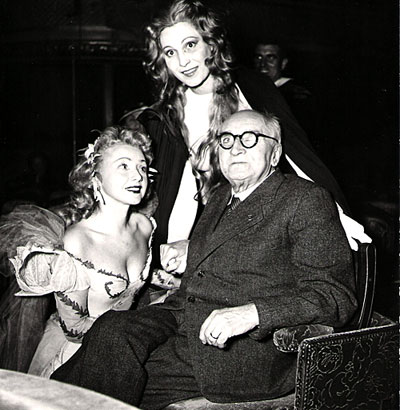 Paul Claudel et deux comédiennes du Soulier de Satin, Mony Dalmès et Claude Nollier, 1949